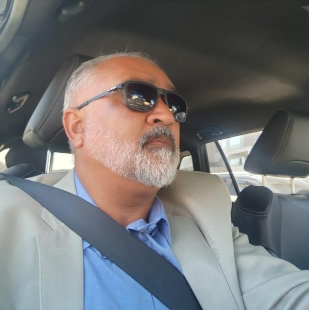 Toyota Corolla Cross preto estacionado próximo a destino premium